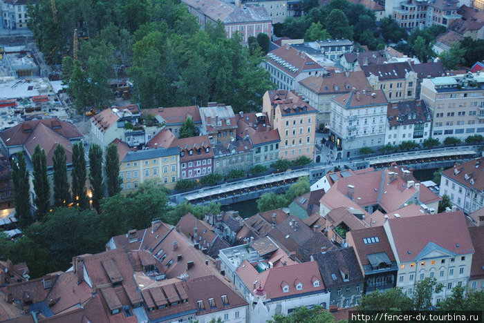Набережная реки Любляницы заполнена кафе и ресторанчиками Любляна, Словения