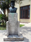 Памятник Хуану Абрантесу с задней стороны университета
