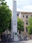 Монумент героям революции прямо напротив начала лестницы