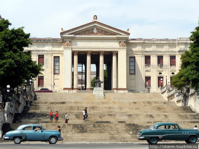 Парадная лестница и главное здание университета Гаваны Гавана, Куба
