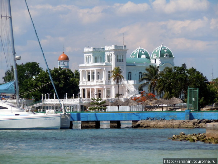 На берегу моря дворцы и яхты Сьенфуэгос, Куба