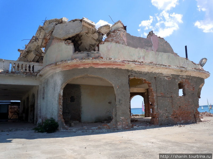 Разрушенный отель на берегу моря