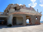 Разрушенный отель на берегу моря