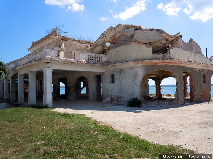 Разрушенный отель Сьенфуэгос, Куба