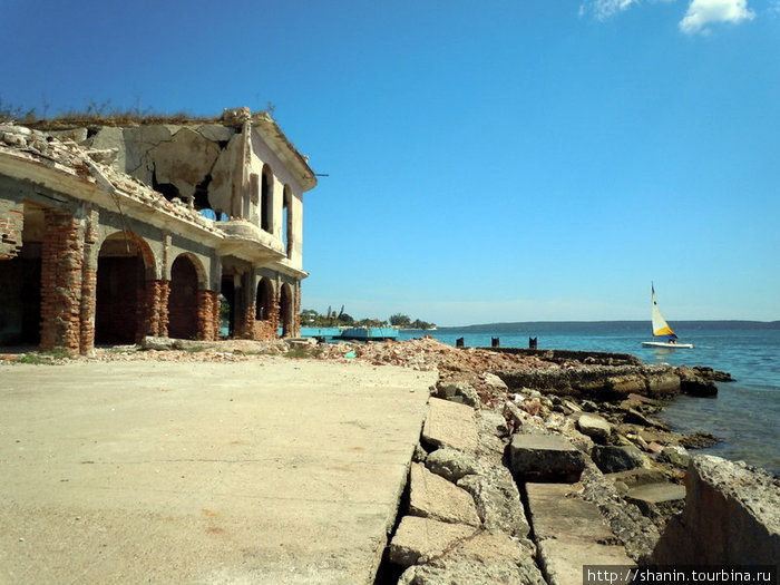 Отель на берегу — бывший Сьенфуэгос, Куба