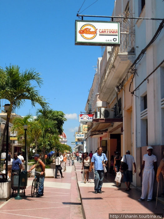 На пешеходной улице Сьенфуэгос, Куба