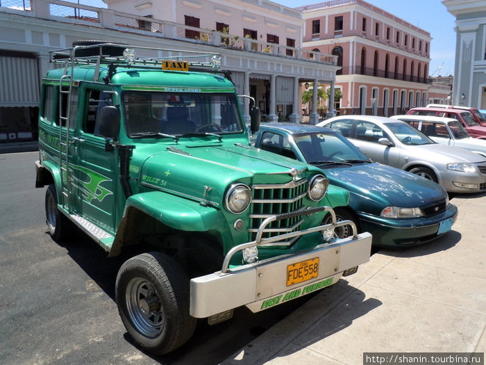 Стоянка автомобилей на площади Сьенфуэгос, Куба