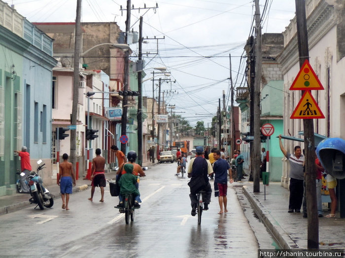На улице транспорта мало Байамо, Куба