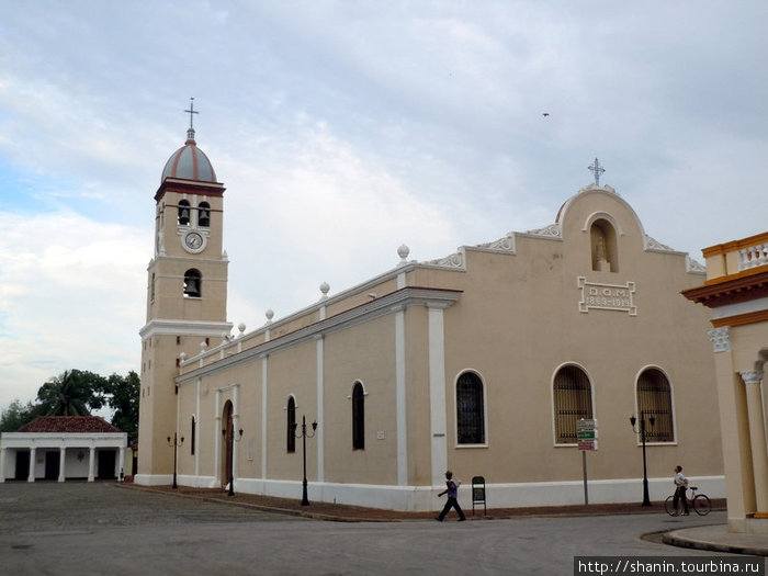 Кафедральный собор в центре Байамо Байамо, Куба