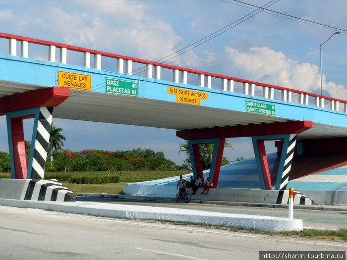 Автомобильный мост над шоссе