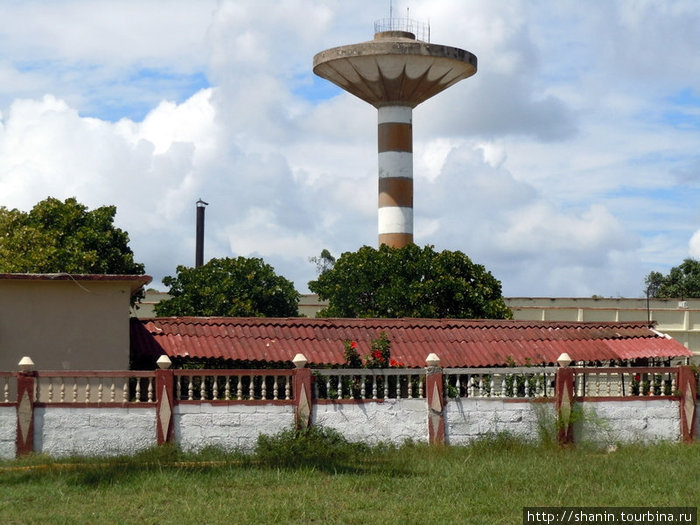 Водонапорная башня — типичная деталь пейзажа на Кубе Куба
