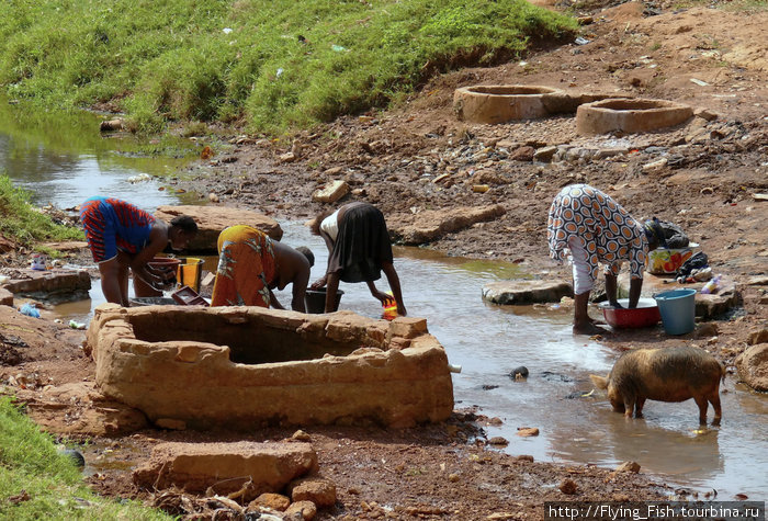 В этой же речка стирают бельё, моются и...туда же сливают отбросы :о( Буркина-Фасо