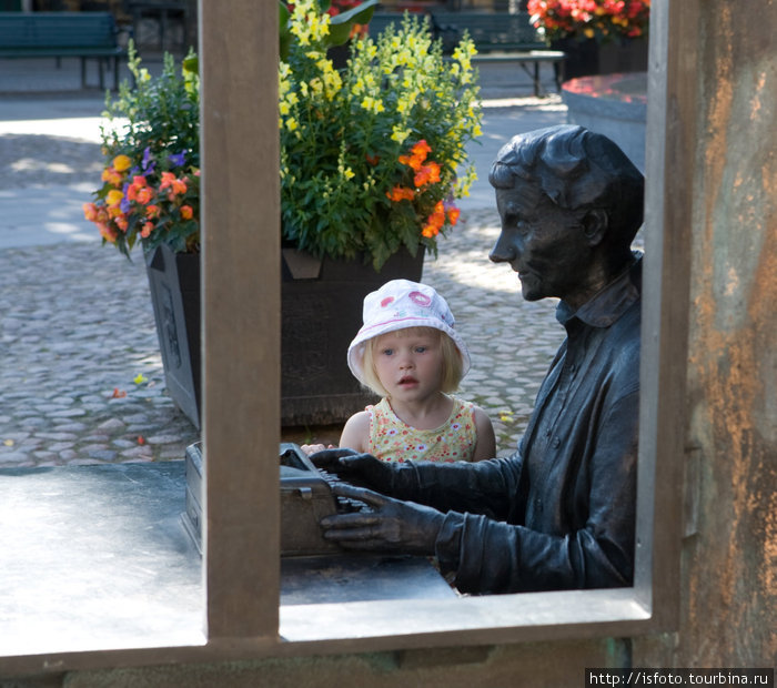 Виммербю. Памятник Астрид Лингрен на центральной площади Швеция