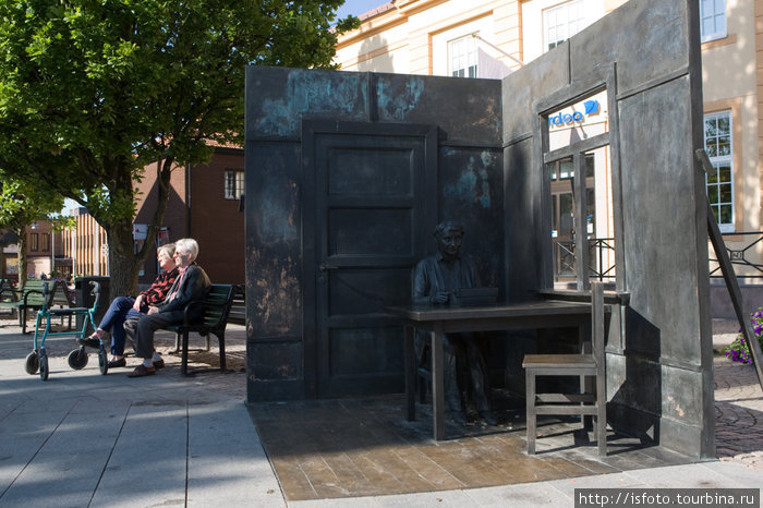 Виммербю. Памятник Астрид Лингрен на центральной площади Швеция