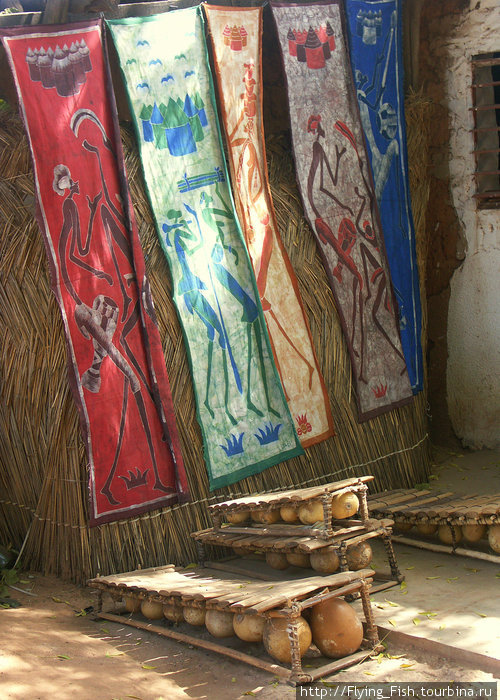 Местное творчество — батики и музыкальные инструменты типа ксилофона, с резонаторами из полых тыкв. Буркина-Фасо