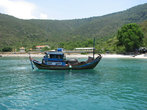 Это бухта под названием Дам Бай, на юго-востоке острова Че. Лодочка рыбака, вписывается в пейзаж похожими очертаниями и изгибами своей конструкции.
