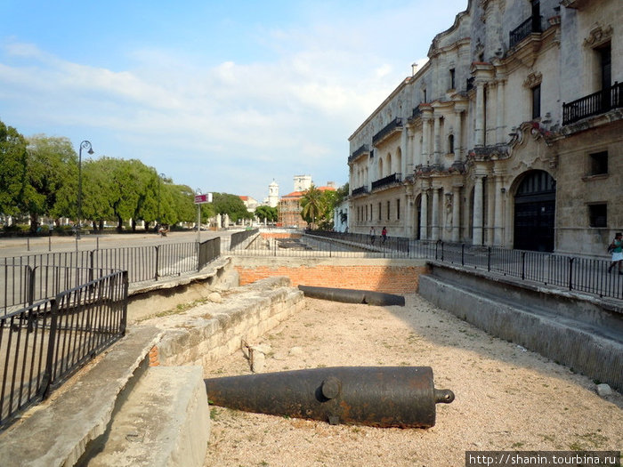 Старые пушки перед семин7арией Гавана, Куба