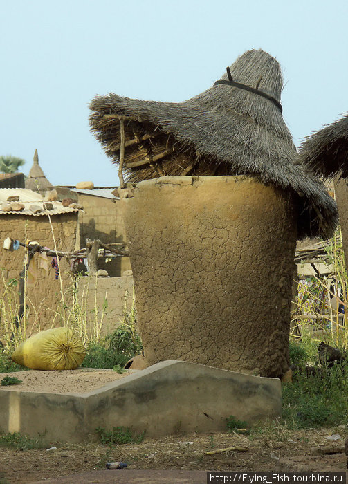 Зерно иногда проветривают, приподнимая соломенную крышу. Буркина-Фасо