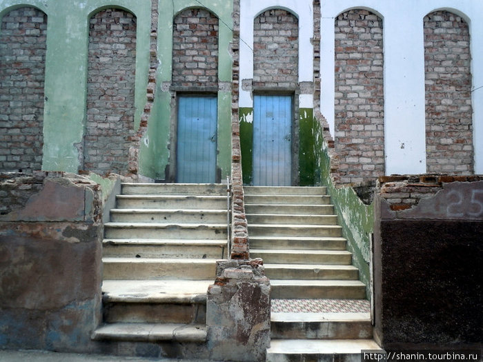 Две двери и две лестницы Санта-Клара, Куба