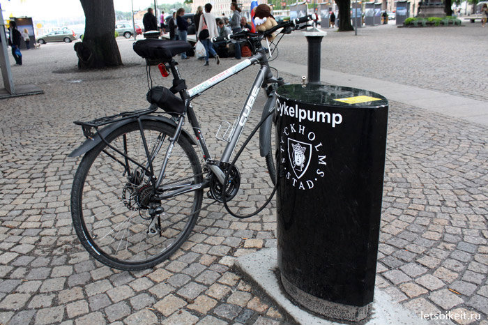 Насос для велосипедов на одной из центральных площадей. Стокгольм, Швеция