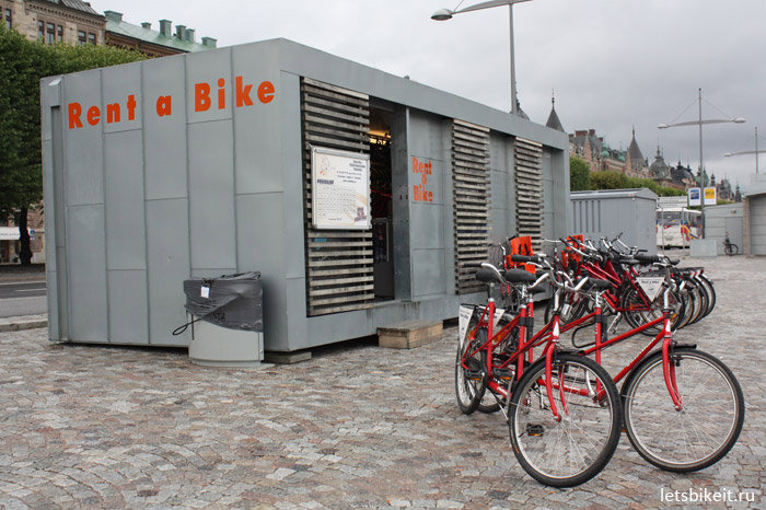 Разных прокатов велосипедов мы насчитали 4 штуки. Это при том, что функционирует городская система проката, в которой можно взять велосипед за 5 евро в сутки. Стокгольм, Швеция