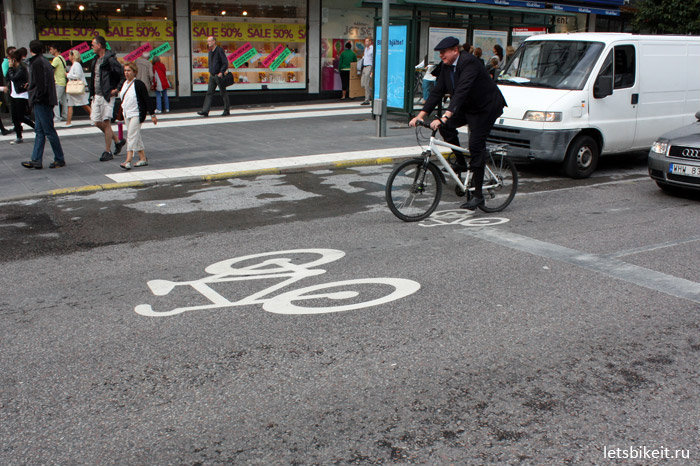 В некоторых местах, где велодорожки нет, есть большой велосипед, нарисованный на проезжей части — это значит, что велики могут здесь ездить и останавливаться перед автомобилями. Стокгольм, Швеция