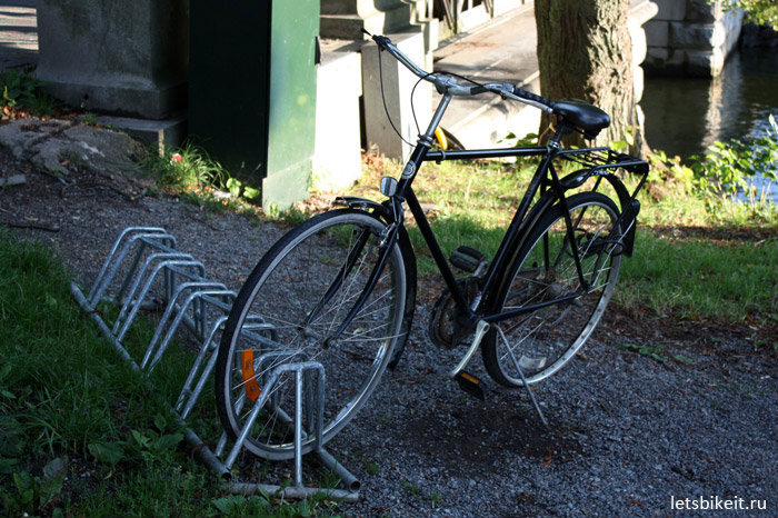 Велопарковки в городе почти все для одного колеса. Это не очень удобно и город планирует это изменить. Стокгольм, Швеция