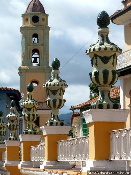 Вазы и колокольня Тринидад, Куба