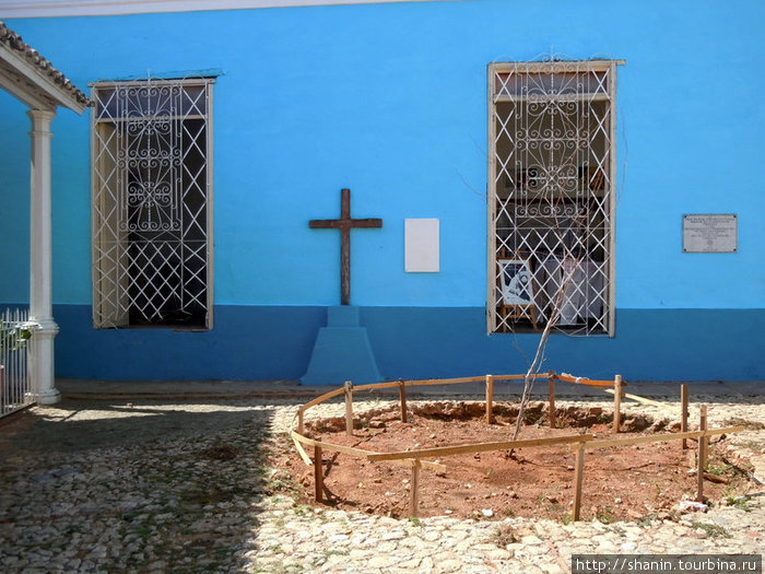 Крест на стене Тринидад, Куба