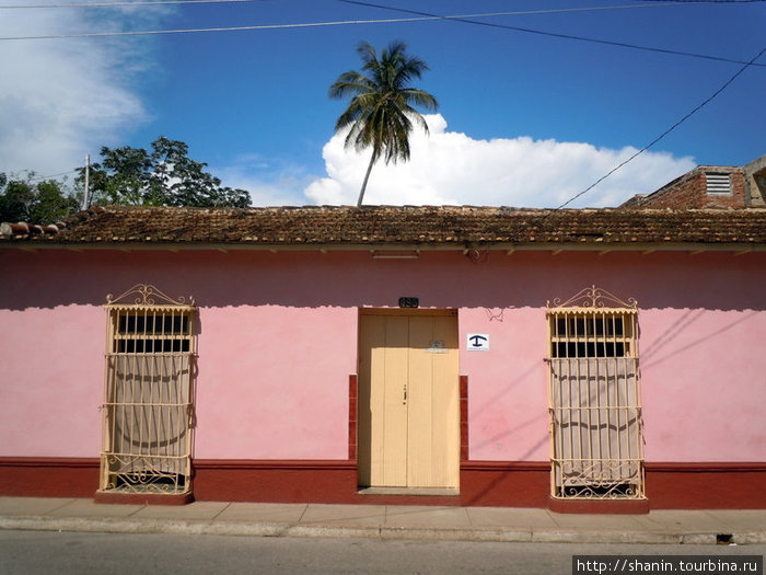 В этом доме — судя по значку — сдают комнаты иностранным туристам Тринидад, Куба