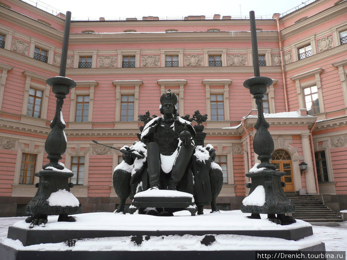 во дворе Михайловского замка Санкт-Петербург и Ленинградская область, Россия