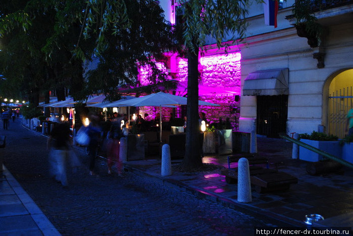 Кафе и бары ночью полны Любляна, Словения