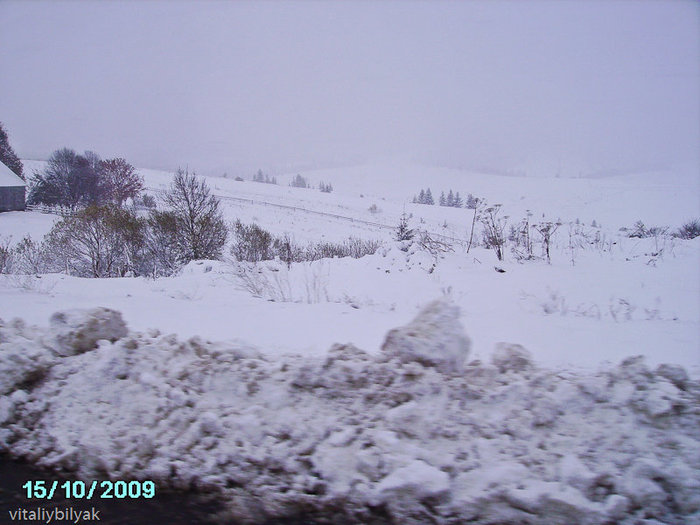 Обратно ехал через другой перевал и всем настоятельно советую зимой ехать через Мукачево-Свалява-Сколе, более безопасно. Снегопад прошел внезапный, выпало до метра снега. Закарпатская область, Украина