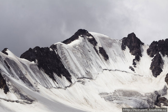 Прерывистая кривая — это 2ух метровая трещина между спрессовавшимся снегом и тем, что успело обвалиться. Иле-Алатауский Национальный Парк, Казахстан