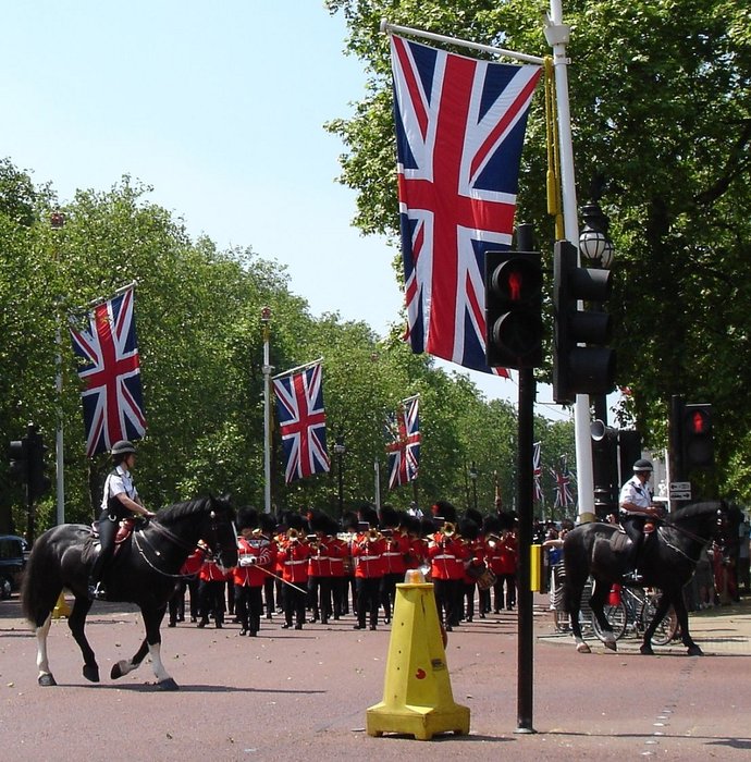 а это они уже назад идут от Букингемского дворца Лондон, Великобритания