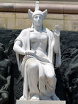 Белая статуя у основания мемориала