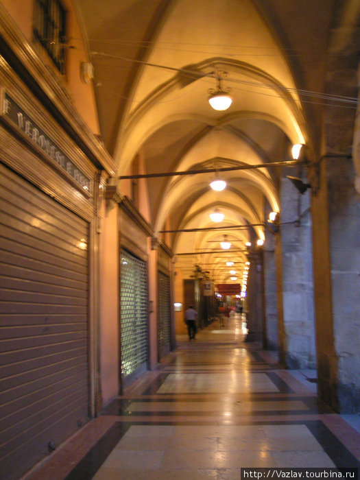 В аркадах Болонья, Италия