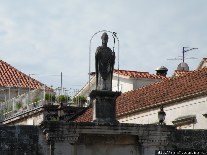 Статуя бл. Иоанна Орсини над северными воротами Трогир, Хорватия