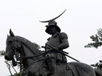 Статуя Датэ Масамунэ на месте бывшего замка в Сэндае