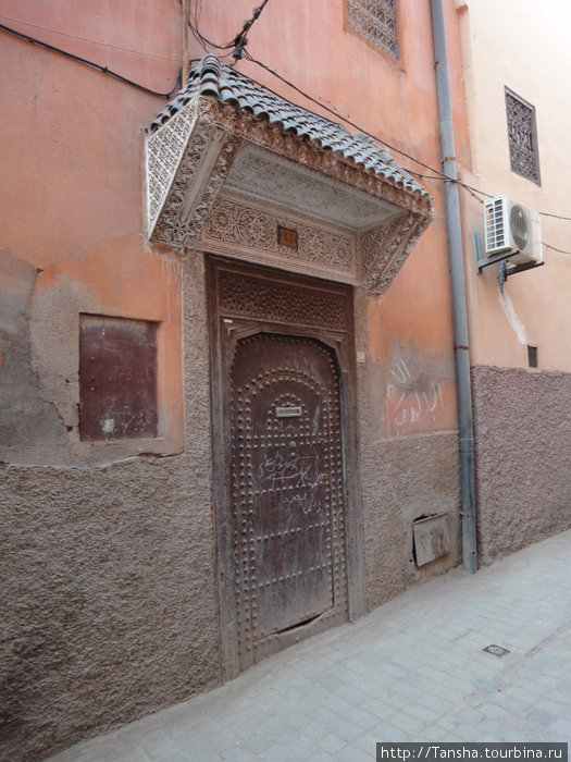 г. Марракеш. Входная дверь местного жителя Марокко