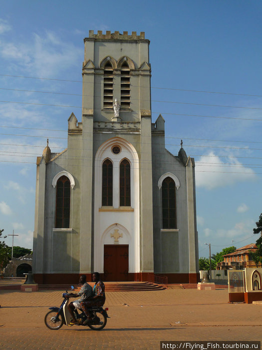 Католический собор в Порто-Ново Бенин