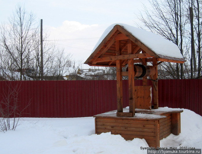 Во дворе храма — новый рубленый колодец. Вичуга, Россия