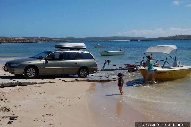 Туристы грузят свой катер на прицеп Штат Южная Австралия, Австралия