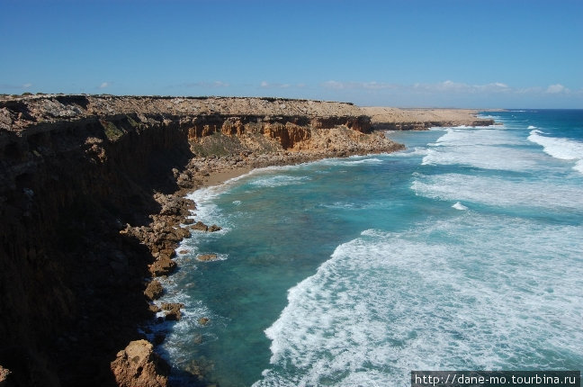 С другой стороны от Стрики Бэй земля обрывается в океан обрывами Штат Южная Австралия, Австралия