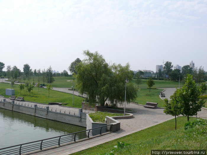 Парк вокруг библиотеки. Минск, Беларусь