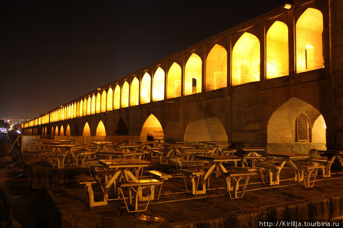 Си-о-Се Поль (мост тридцати трех арок) Исфахан, Иран