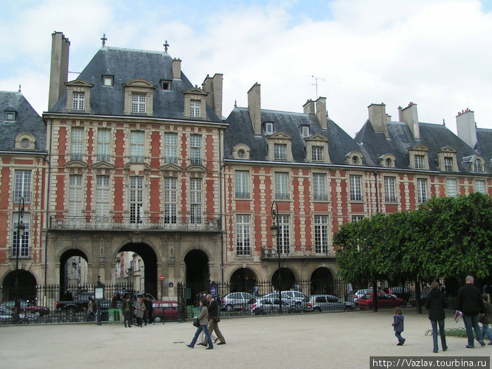 Цепочка зданий на площади Париж, Франция
