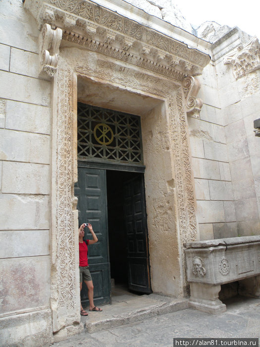 Вход в храм Юпитера Сплит, Хорватия