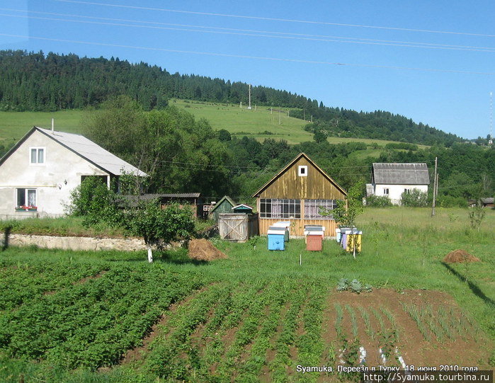 И в этой сказке живут люди. Живут постоянно, изо дня в день... Сажают картофель, косят сено, пасут скот, строят дома, разводят пчел... Львовская область, Украина