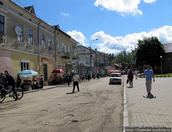 На улицах города. Львовская область, Украина